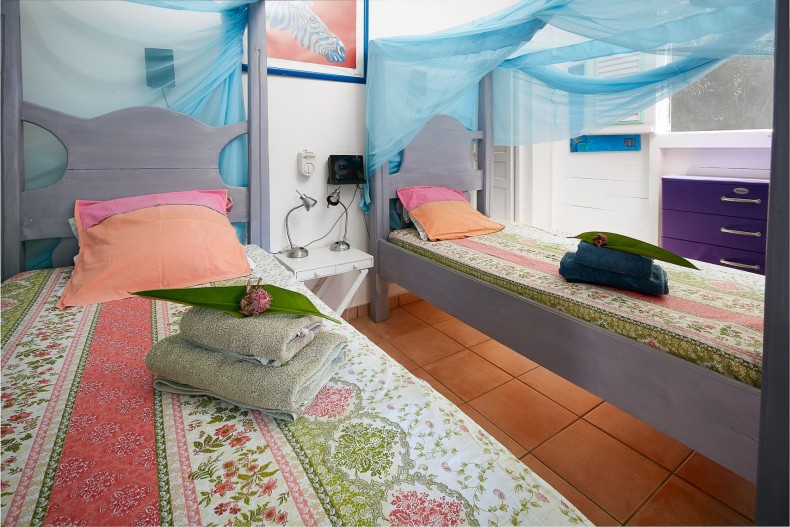 la petite chambre à coucher et sa salle de bain derrière